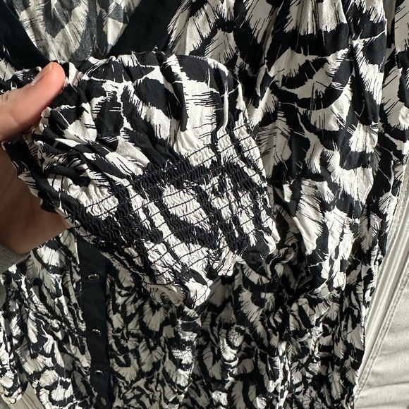Talbots Smocked Feather Print Top Plus 2XLBlack And‎ White Button Up - Picture 6 of 7